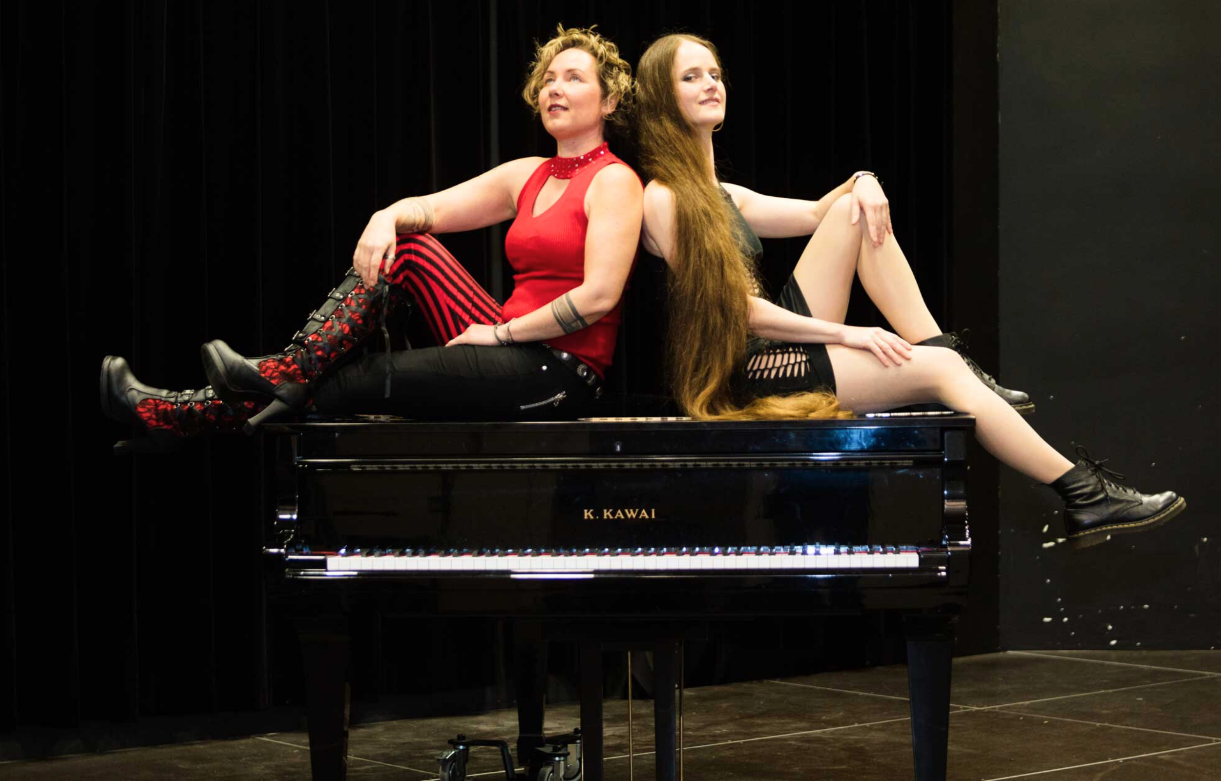 StereHoeCave: Catharina Voigt und Vera Roedder sitzen auf einem Flügel