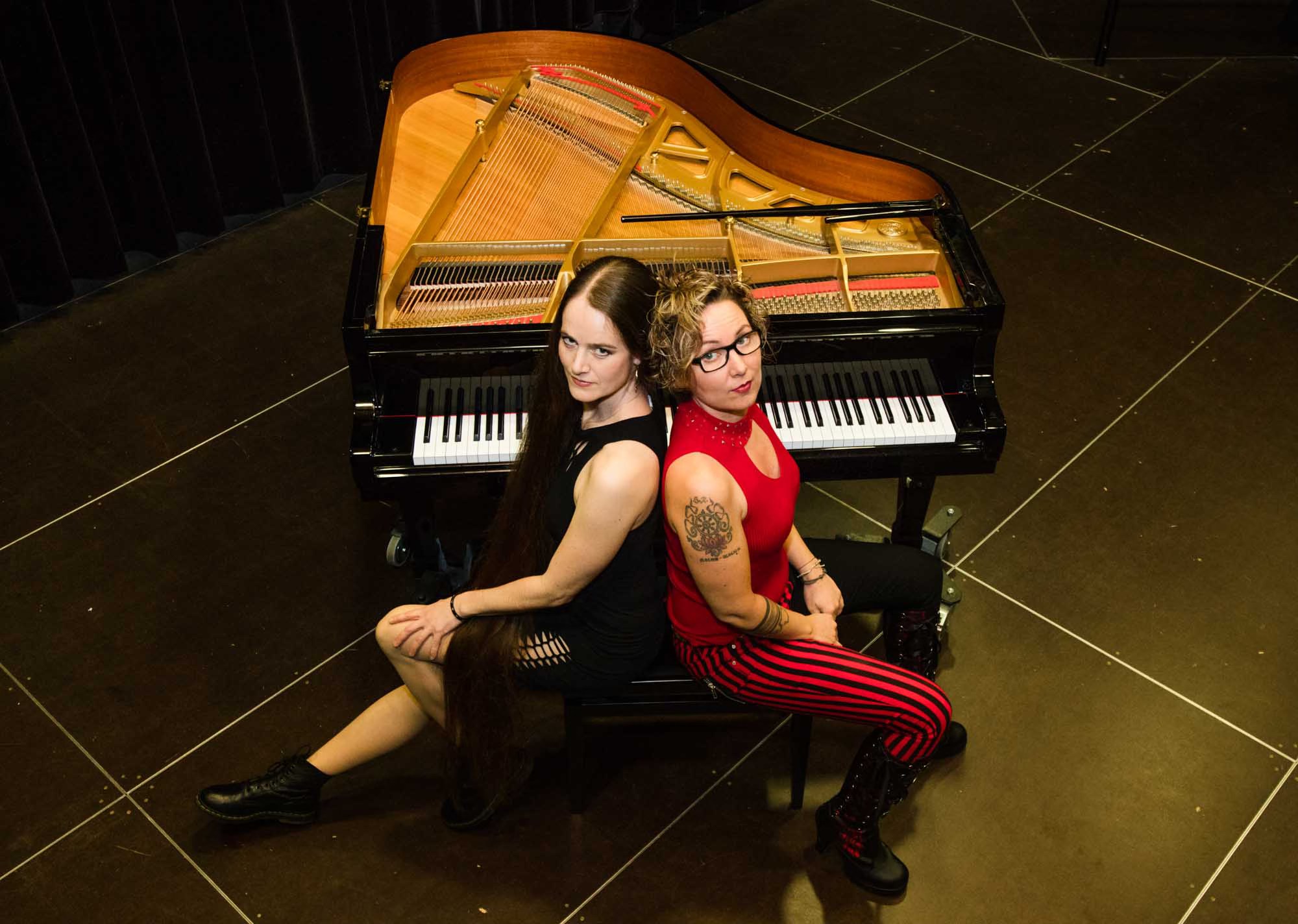 StereHoeCave - Catharina Voigt und Vera Roedder sitzen am Flügel